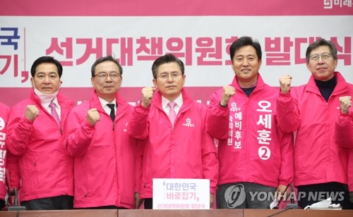 파이팅 외치는 통합당(서울=연합뉴스) 김인철 기자 = 미래통합당 황교안 대표와 심재철 원내대표 등이 20일 오전 국회에서 열린 제21대 국회의원 선거 중앙선거대책위원회 발대식에서 기념촬영 하고 있다. 2020.3.20 yatoya@yna.co.kr