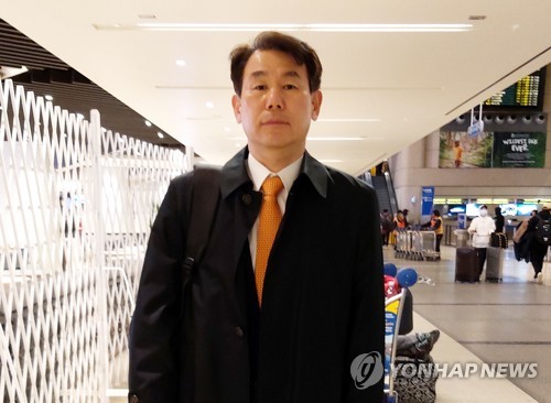 정은보 한미방위비분담금협상대사, SMA 회의 마치고 귀국(로스앤젤레스=연합뉴스) 정윤섭 특파원 = 정은보 한미 방위비 분담금 협상 대사가 19일(현지시간) 제11차 방위비분담특별협정(SMA) 체결을 위한 7차 회의를 마치고 미국 로스앤젤레스 국제공항에서 귀국길에 오르고 있다. 2020.3.20 jamin74@yna.co.kr