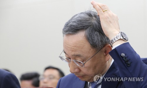 '답변 생각'황창규 KT 회장이 2019년 4월 17일 국회 과학기술정보방송통신위원회가 국회에서 개최한 'KT 아현지사 화재 청문회'에 참석, 답변을 생각하고 있다. [연합뉴스 자료사진]