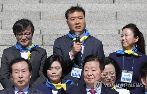 발언하는 황희석 전 법무부 인권국장(서울=연합뉴스) 하사헌 기자 = 황희석 전 법무부 인권국장(검찰개혁추진지원단장)이 22일 오전 서울 여의도 국회 본청앞 계단에서 열린 열린민주당 비례대표 후보자 출마자 기자회견에서 발언하고 있다 2020.3.22 toadboy@yna.co.kr