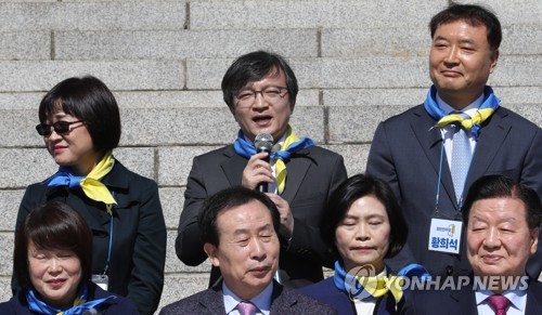 발언하는 김의겸 전 청와대 대변인(서울=연합뉴스) 하사헌 기자 = 김의겸 전 청와대 대변인이 22일 오전 서울 여의도 국회 본청앞 계단에서 열린 열린민주당 비례대표 후보자 출마자 기자회견에서 발언하고 있다 2020.3.22 toadboy@yna.co.kr