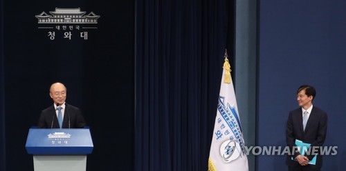 2019년 7월 26일 춘추관에서 김조원 신임 민정수석이 노영민 비서실장의 소개 후 인사말을 하고 있다. 오른쪽은 조국 전 민정수석이다. [연합뉴스 자료사진]