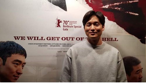 취재진과 인터뷰하는 영화 '사냥의 시간' 윤성현 감독(베를린=연합뉴스) 이광빈 특파원 = 지난 2월 22일(현지시간) 독일 주독 한국문화원에서 열린 '한국 영화의 밤'에 참석한 영화 '사냥의 시간' 윤성현 감독이 취재진과 인터뷰를 하고 있다. 2020.2.26 lkbin@yna.co.kr