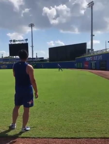 캐치볼 하는 류현진토론토 블루제이스 류현진(오른쪽)이 토론토 구단 스프링캠프지인 미국 플로리다주 더니든 TD 볼파크 외야에서 팀 동료 야마구치 순과 캐치볼 훈련을 하고 있다. [야마구치 순 SNS 캡처. 재판매 및 DB 금지]