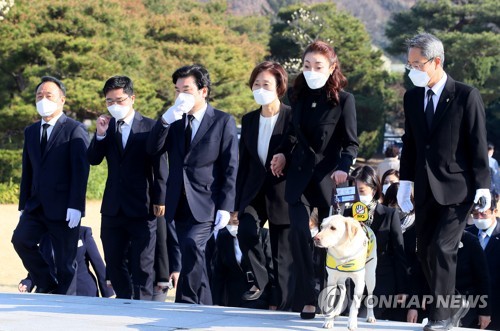 시각장애인 안내견도 함께 현충원 참배(서울=연합뉴스) 진성철 기자 = 24일 서울 동작구 국립서울현충원 현충탑에서 미래한국당 비례대표 후보자인 시각장애인 피아니스트 김예지 씨(오른쪽 두번째 부터)와 안내견 조이, 윤주경 후보, 원유철 대표, 지성호 후보, 염동열 사무총장 등이 합동참배를 위해 이동하고 있다. 2020.3.24 zjin@yna.co.kr