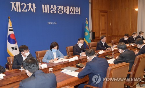 비상경제회의 주재하는 문 대통령(서울=연합뉴스) 한상균 기자 = 문재인 대통령이 24일 청와대에서 코로나19 관련 2차 비상경제회의를 주재하고 있다. 2020.3.24 xyz@yna.co.kr