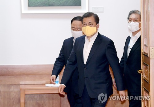문 대통령, 2차 비상경제회의 개최(서울=연합뉴스) 한상균 기자 = 문재인 대통령이 24일 청와대에서 코로나19 관련 2차 비상경제회의에 입장하고 있다. 2020.3.24 xyz@yna.co.kr