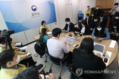 추미애 '엄정한 조사와 강력한 처벌'(서울=연합뉴스) 서명곤 기자 = 추미애 법무부 장관이 24일 오후 서울 서초구 서울고검에서 사회관계망서비스(SNS) 이용 성착취 등 디지털 성범죄에 강력 대응 방침에 대해 브리핑하고 있다. seephoto@yna.co.kr