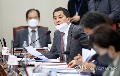 질의하는 박대출 의원(서울=연합뉴스) 김인철 기자 = 미래통합당 박대출 의원이 25일 오전 국회에서 열린 과학기술정보방송통신위원회 전체회의에서 한상혁 디지털상에서의 성범죄(n번방 사태) 관련 현안질의를 하고 있다. 2020.3.25 yatoya@yna.co.kr