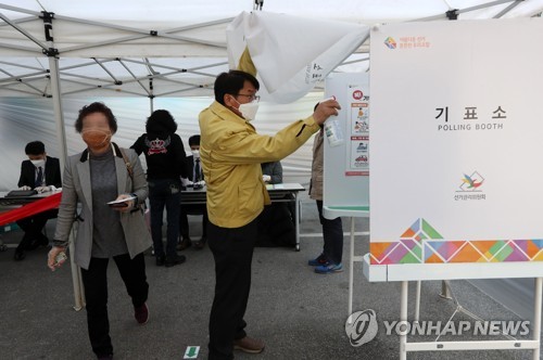 기표소 소독(광주=연합뉴스) 조남수 기자 = 25일 광주 광산구 우산동 우산신협에서 열린 임원 선거 투표장에서 광산구청 직원이 기표소를 소독하고 있다. 광산구는 마스크와 발열 체크, 위생장갑과 손 소독제 방역용품 준비 상황과 발열 체크와 선거인 줄 간격을 2ｍ 이상 띄우는 등 코로나19 예방을 위해 현장에서 행정지도를 펼쳤다. 2020.3.25 iso64@yna.co.kr