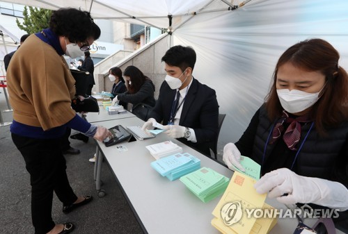 투표소, 위생장갑과 마스크 필수(광주=연합뉴스) 조남수 기자 = 25일 광주 광산구 우산동 우산신협에서 열린 임원 선거에서 관계자와 선거인 모두 마스크와 장갑을 착용하고 투표를 진행하고 있다. 광산구는 마스크, 위생장갑, 손 소독제 등 방역용품 준비 상황과 발열 체크와 선거인 줄 간격을 2ｍ 이상 띄우는 등 코로나19 확산과 예방을 위해 현장에서 행정지도를 펼쳤다. iso64@yna.co.kr