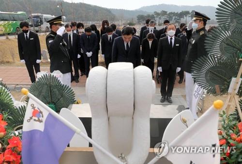 참배하는 미래한국당
(대전=연합뉴스) 김준범 기자 = 미래한국당 원유철 대표를 비롯한 21대 총선 비례대표 후보들이 26일 오전 국립대전현충원 천안함 46용사 묘역을 찾아 참배하고 있다. 2020.3.26
psykims@yna.co.kr
(끝)