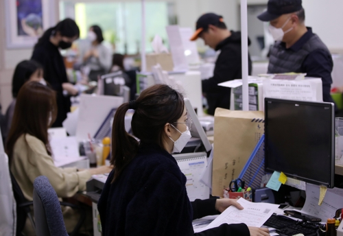 민원 업무 중인 광주 수완동 행정복지센터(광주=연합뉴스) 천정인 기자 = 26일 오후 광주 광산구 수완동행정복지센터에서 직원들이 민원 업무를 하고 있다. 2020.3.26