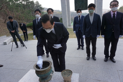 참배하는 통합당 천안지역 후보들(천안=연합뉴스) 26일 미래통합당 천안지역 총선과 시장 보궐선거 후보들이 천안보훈공원을 찾아 참배하고 있다. 왼쪽부터 이창수(천안병), 박상돈(천안시장), 신범철(천안갑), 이정만(천안을), 윤종일(충남도의원)후보. 2020. 3. 26 [통합당 충남도당 제공. 재판매 및 DB 금지]