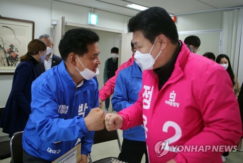 박영순-정용기 다섯번째 격돌(대전=연합뉴스) 한종구 기자 = 4·15 총선 후보자 등록이 시작된 26일 오전 대전 대덕구선관위에서 대덕구에 출마하는 더불어민주당 박영순 후보(왼쪽)와 미래통합당 정용기 후보가 주먹을 맞대며 인사하고 있다. 2020.3.26. jkhan@yna.co.kr