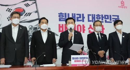 천안함 폭침 10주기 추모발언하는 황교안(서울=연합뉴스) 하사헌 기자 = 천안함 폭침 10주기인 26일 오전 서울 여의도 국회에서 열린 미래통합당 중앙선대위 회의에서 황교안 대표가 추모발언을 하고 있다. 2020.3.26 toadboy@yna.co.kr