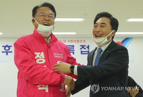 박수현,정진석 '공명선거 합시다 !'(공주=연합뉴스) 김연수 기자 = 26일 오전 충남 공주시 선거관리위원회에서 더불어민주당 박수현 후보(오른쪽)와 미래통합당 정진석 후보가 21대 국회의원선거 후보등록에 앞서 인사를 나누며 파안대소하고 있다.
2020.3.26 yskim88@yna.co.kr