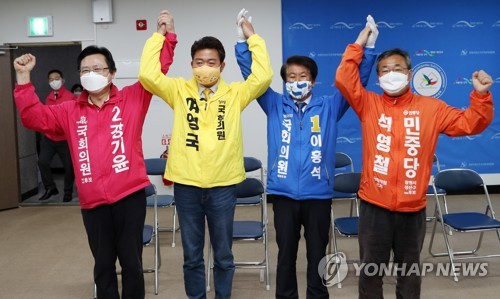 공정한 선거를 치릅시다(창원=연합뉴스) 우정식 기자 = 제21대 국회의원 후보자 등록이 시작된 26일 경남 창원시 성산구 선거관리위원회에서 각 당 후보들이 공정한 선거를 다짐하고 있다. 왼쪽부터 미래통합당 강기윤, 정의당 여영국, 더불어민주당 이흥석, 민중당 석영철 후보. 2020.3.26 uhcho@yna.co.kr