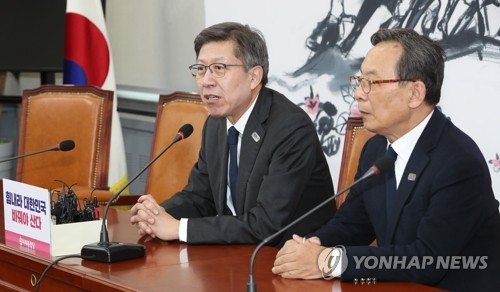 미래통합당, 김종인 공동 선대위원장 영입(서울=연합뉴스) 안정원 기자 = 미래통합당 박형준(왼쪽), 신세돈 공동선대위원장이 26일 오전 서울 여의도 국회에서 김종인 전 더불어민주당 비상대책위원회 대표를 공동 선거대책위원장으로 영입한다는 내용의 브리핑을 하고 있다. 2020.3.26 jeong@yna.co.kr