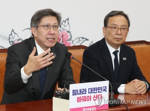 김종인 이번엔 미래통합당 총괄 선대위원장으로 영입(서울=연합뉴스) 안정원 기자 = 미래통합당 박형준, 신세돈 공동선대위원장이 26일 오전 서울 여의도 국회에서 김종인 전 더불어민주당 비상대책위원회 대표를 총괄 선거대책위원장으로 영입한다는 내용의 브리핑을 하고 있다. 2020.3.26 jeong@yna.co.kr