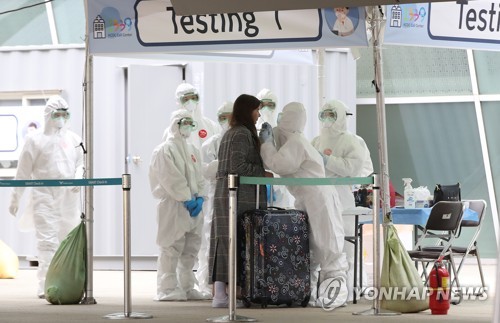 인천공항 '워킹 스루' 진료소(영종도=연합뉴스) 서명곤 기자 = 26일 오후 인천국제공항 1터미널 옥외공간에 설치된 개방형 선별진료소(오픈 워킹스루형·Open Walking Thru)에서 독일 프랑크푸르트발 여객기를 타고 입국한 무증상 외국인이 코로나19 진단검사를 받고 있다. seephoto@yna.co.kr