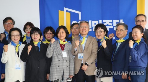 총선 승리 다짐하는 열린민주당(서울=연합뉴스) 진성철 기자 = 열린민주당 김진애, 최강욱, 김의겸, 주진형 등 비례대표 후보들이 26일 서울 여의도 당사에서 열린 공약정책회의에서 총선 승리를 다짐하며 파이팅하고 있다.  2020.3.26 zjin@yna.co.kr