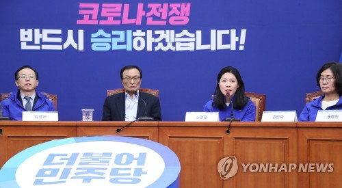 인사하는 더불어시민당 비례대표 1번 신현명(서울=연합뉴스) 안정원 기자 = 26일 오후 서울 여의도 국회 더불어민주당 대표회의실을 방문한 더불어시민당 비례대표 1번 신현영 명지병원 가정의학과 교수가 간담회에서 인사말을 하고 있다.
    이날 신 교수와 권인숙 한국여성정책연구원 원장 등 비례대표 후보10명은 민주당 이해찬 대표를 예방했다. 2020.3.26 jeong@yna.co.kr