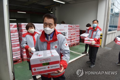 울산 적십자사, 취약계층에 물품 세트 전달(울산=연합뉴스) 26일 대한적십자사 울산광역시지사 주관으로 신종 코로나바이러스 감염증(코로나19) 확산에 따른 생활 불편을 해소하기 위해 지역 취약계층 610가구에 전달할 희망 풍차 물품 세트를 차에 싣고 있다. 2020.3.26 [울산 적십자사 제공.재판매 및 DB 금지] young@yna.co.kr