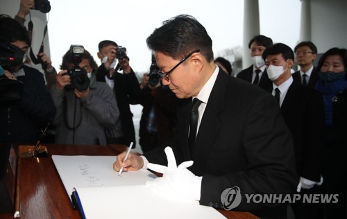 방명록 작성하는 우희종 공동대표(서울=연합뉴스) 김인철 기자 = 더불어시민당 우희종 공동대표가 27일 오전 서울 동작구 국립서울현충원에서 현충탑 참배 후 방명록을 작성하고 있다. 2020.3.27 yatoya@yna.co.kr