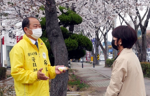유권자 만나는 유종천 후보(광주=연합뉴스) 광주 서구을 정의당 유종천 후보가 28일 운천저수지에서 유권자들을 만나고 있다. 2020.3.28 cbebop@yna.co.kr