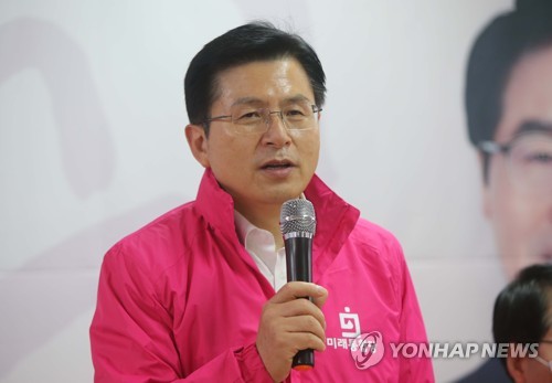 3월 27일 황교안 미래통합당 대표가 4·15 총선 대전 서구을에 출마한 양홍규 후보 선거사무소를 찾아 인사말을 하고 있다. [연합뉴스 자료사진]