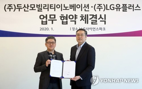두산모빌리티이노베이션-LG유플러스, '스마트 수소 드론' 구현두산모빌리티이노베이션이 LG유플러스와 '드론 사업 확대를 위한 업무협약'을 체결했다고 2월 2일 밝혔다. 이두순 DMI 대표(오른쪽)와 조원석 LG유플러스 기업신사업그룹장이 협약서를 들고 기념촬영을 하고 있다. [두산 제공. 연합뉴스 자료사진]