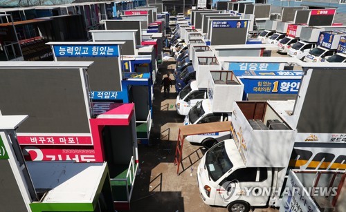 주인 기다리는 유세차량(평택=연합뉴스) 홍기원 기자 = 제21대 국회의원선거 공식 선거운동 시작을 나흘 앞둔 29일 경기도 평택시의 한 유세차량 제작업체에 제작 중인 유세차량들이 줄지어 서 있다. 2020.3.29 xanadu@yna.co.kr