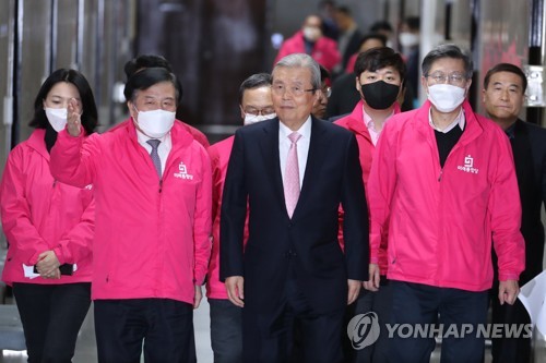 미래통합당으로 온 김종인(서울=연합뉴스) 안정원 기자 = 미래통합당 김종인 총괄선대위원장이 이진복 선대위 총괄본부장의 안내를 받으며 29일 오후 서울 여의도 국회에서 열린 비상경제 대책 기자회견에 참석하기 위해 이동하고 있다. 2020.3.29 jeong@yna.co.kr