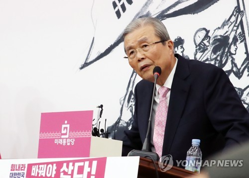 질문받는 미래통합당 김종인 총괄선대위원장(서울=연합뉴스) 안정원 기자 = 미래통합당 김종인 총괄선대위원장이 29일 오후 서울 여의도 국회에서 열린 비상경제 대책 기자회견에서 질문받고 있다. 2020.3.29 jeong@yna.co.kr