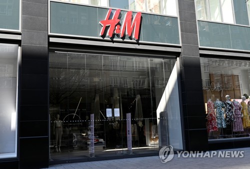 코로나19 확산으로 영업을 중단한 독일 함부르크의 H&M 매장    [로이터=연합뉴스]