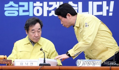 대화하는 이낙연-이인영(서울=연합뉴스) 안정원 기자 = 30일 오전 서울 여의도 국회에서 열린 더불어민주당 중앙선거대책위원회-코로나19 국난극복위원회 연석회의에서 이낙연 국난극복위원장과 이인영 공동선대위원장이 대화하고 있다. jeong@yna.co.kr