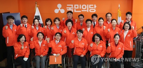 국민의당 비례대표 후보 공천장 수여식(서울=연합뉴스) 김인철 기자 = 국민의당 안철수 대표가 30일 오전 서울 마포구 국민의당 당사에서 열린 제21대 총선 비례대표 후보 공천장 수여식에서 후보자들과 기념촬영을 하고 있다. 2020.3.30 yatoya@yna.co.kr