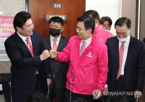 인사하는 황교안-원유철(서울=연합뉴스) 안정원 기자 = 미래통합당 황교안 대표가 30일 서울 여의도 국회에서 중앙선거대책위원회 회의를 마친 뒤 미래한국당 원유철 대표와 만나 인사하고 있다. 2020.3.30 jeong@yna.co.kr