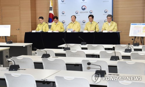 제3차 비상경제회의 결과 관계부처 합동브리핑(서울=연합뉴스) 홍남기 경제부총리 겸 기획재정부 장관이 30일 정부서울청사에서 열린 제3차 비상경제회의 결과 관계부처 합동브리핑에서 주요 내용을 발표하고 있다.
    사진 왼쪽부터 박능후 보건복지부 장관, 진영 행정안전부 장관, 홍남기 경제부총리, 성윤모 산업통상자원부 장관, 이재갑 고용노동부 장관. 2020.3.30 
    [기획재정부 제공. 재판매 및 DB 금지] photo@yna.co.kr