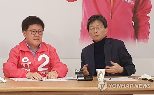 미래통합당 서울 강남병 유경준 후보 만난 유승민 의원(서울=연합뉴스) 이동환 기자 = 미래통합당 유승민 의원이 30일 오후 서울 강남병에 출마하는 유경준 후보 사무실을 방문, 유 후보와 대화하고 있다. 2020.3.30 dhlee@yna.co.kr