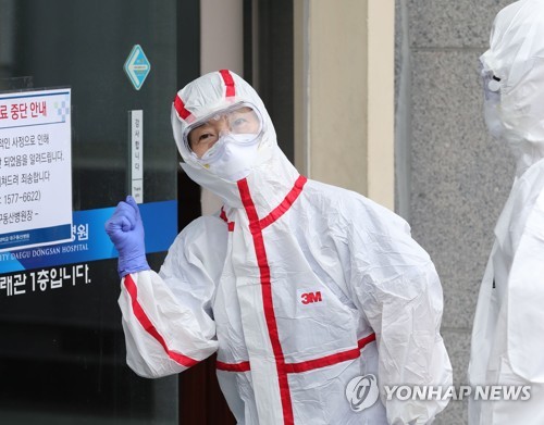 '파이팅!'(대구=연합뉴스) 류영석 기자 = 2020년 3월 28일 오전 신종코로나바이러스 감염증(코로나19) 확진자 격리병상이 마련된 대구시 중구 계명대학교 대구동산병원에서 의료진이 교대를 위해 건물에 들어서던 중 취재진을 향해 파이팅을 외치고 있다. 2020.2.28 ondol@yna.co.kr