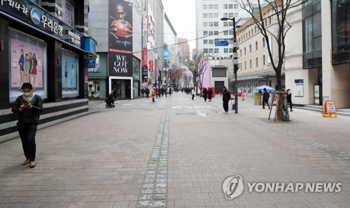 그래도 명동인데...(서울=연합뉴스) 최재구 기자 = 코로나 19 여파로 인한 소비심리 위축이 현실화하고 있다. 지난 3일 오후임에도 평소 시민과 관광객들로 북적거리던 명동거리가 텅 비어 있는 모습. [연합뉴스 자료사진]