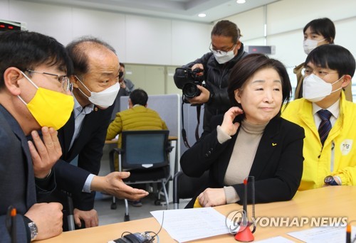 코로나19 피해 소상공인 대출상담 현장 찾은 정의당(서울=연합뉴스) 진성철 기자 = '코로나19' 민생피해 현장을 찾아 나선 정의당 심상정 대표가 31일 서울 영등포구 영등포로 소상공인진흥공단 서울서부센터에서 대출 상담 신청자인 소상공인의 이야기를 듣고 있다.   2020.3.31 zjin@yna.co.kr