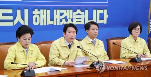 발언하는 코로나19 국난극복위원회 이인영 총괄본부장(서울=연합뉴스) 안정원 기자 = 31일 오전 서울 여의도 국회에서 열린 더불어민주당 코로나19 국난극복위원회 실행위원회 회의에서 이인영 총괄본부장(원내대표)가 발언하고 있다.  jeong@yna.co.kr