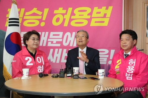 동대문 갑·을 후보 지원 나선 김종인(서울=연합뉴스) 하사헌 기자 = 미래통합당 김종인 총괄선거대책위원장이 31일 오전 서울 동대문갑에 출마하는 허용범 후보 선거사무실을 방문해 발언하고 있다.
    왼쪽부터 동대문을 이혜훈 후보, 김종인 총괄선거대책위원장, 동대문갑 허용범 후보. 2020.3.31 toadboy@yna.co.kr