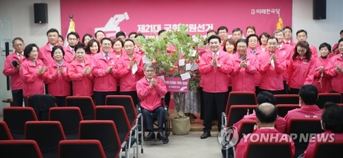 미래한국당 선거대책위원회 발대식(서울=연합뉴스) 김인철 기자 = 31일 서울 영등포구 여의도 미래한국당 당사에서 열린 선거대책위원회 발대식에서 원유철 대표와 참석자들이 기념촬영을 하고 있다. 2020.3.31 yatoya@yna.co.kr