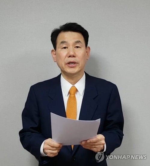 주한미군 한국인 무급휴직 현실로(서울=연합뉴스) 협상 차 미국을 다녀와 자가격리 중인 정은보 한미 방위비분담금 협상 대사가 31일 정부 e-브리핑 영상 메시지를 통해 주한미군 한국인 근로자 무급휴직 관련 발언을 하고 있다.  
    정 대사는 이날 올린 영상에서 "오늘 주한미군사령부는 주한미군 한국인 근로자 일부에 대해서 무급휴직을 예정대로 내일 4월 1일부터 시행할 것임을 알려왔다"고 밝혔다. 2020.3.31 [정부 e-브리핑 캡처] photo@yna.co.kr