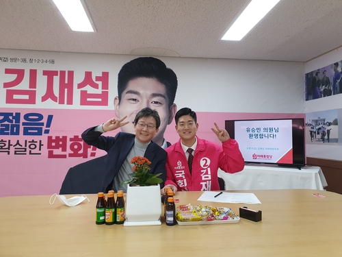 왼쪽부터 통합당 유승민 의원, 도봉갑 김재섭 후보(서울=연합뉴스) 이동환 기자 = 미래통합당 유승민 의원은 1일 서울 도봉갑에 출마하는 김재섭 후보의 선거사무실을 찾았다. 2020.4.1.