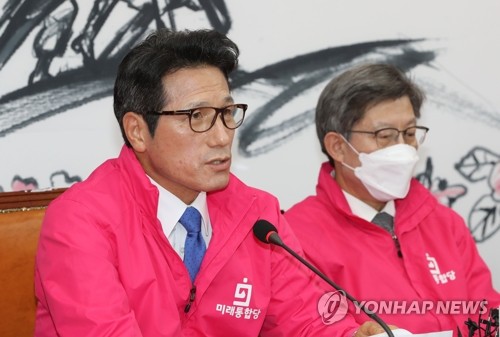 미래통합당 정병국 의원이 3월 27일 국회에서 열린 선거대책위원회 전략회의에서 발언하고 있다. [연합뉴스 자료사진]